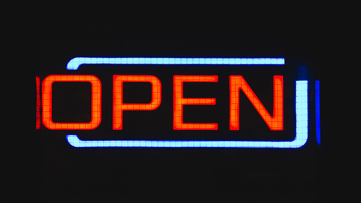 Le néon logo disant ouvert ou open